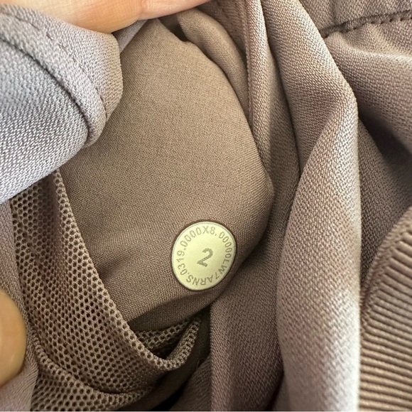 Lululemon On The Fly Short Woven 2.5" size: 2 - Picture 6 of 6